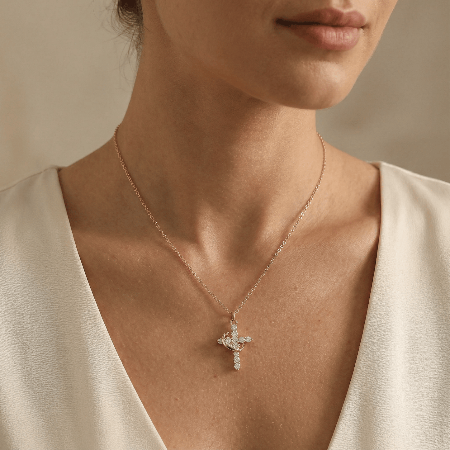 Valeria Montes Joyeria Fina Colgante Cruz con Corona | Baño Oro 18K y Circonitas