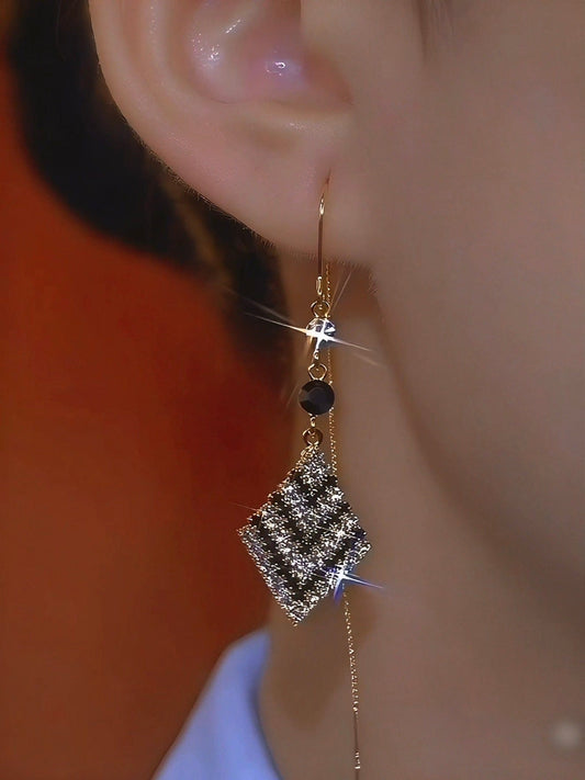 Valeria Montes Pendientes colgantes con borla con diamantes blancos y negros