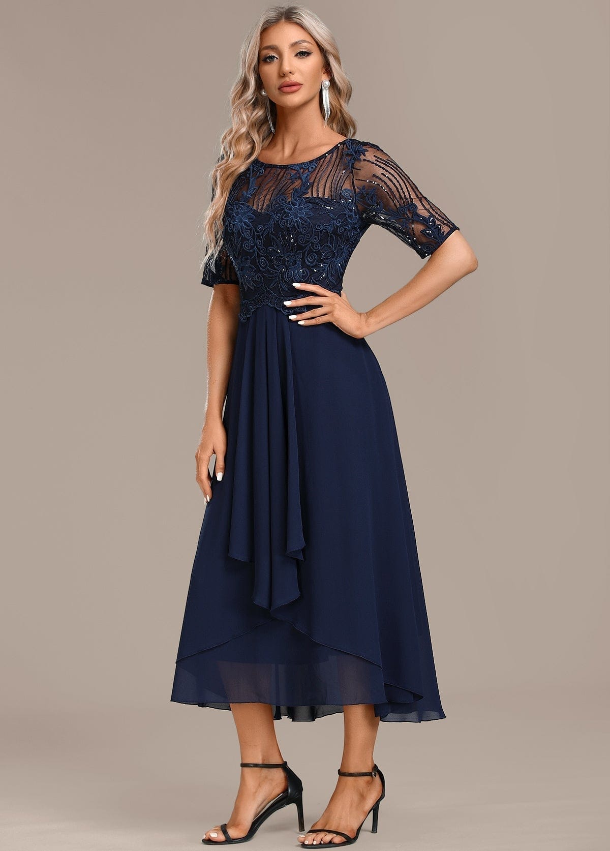 Valeria Montes round neck dress Vestido Corto de Encaje Azul Marino con Mangas Cortas y Cuello Redondo