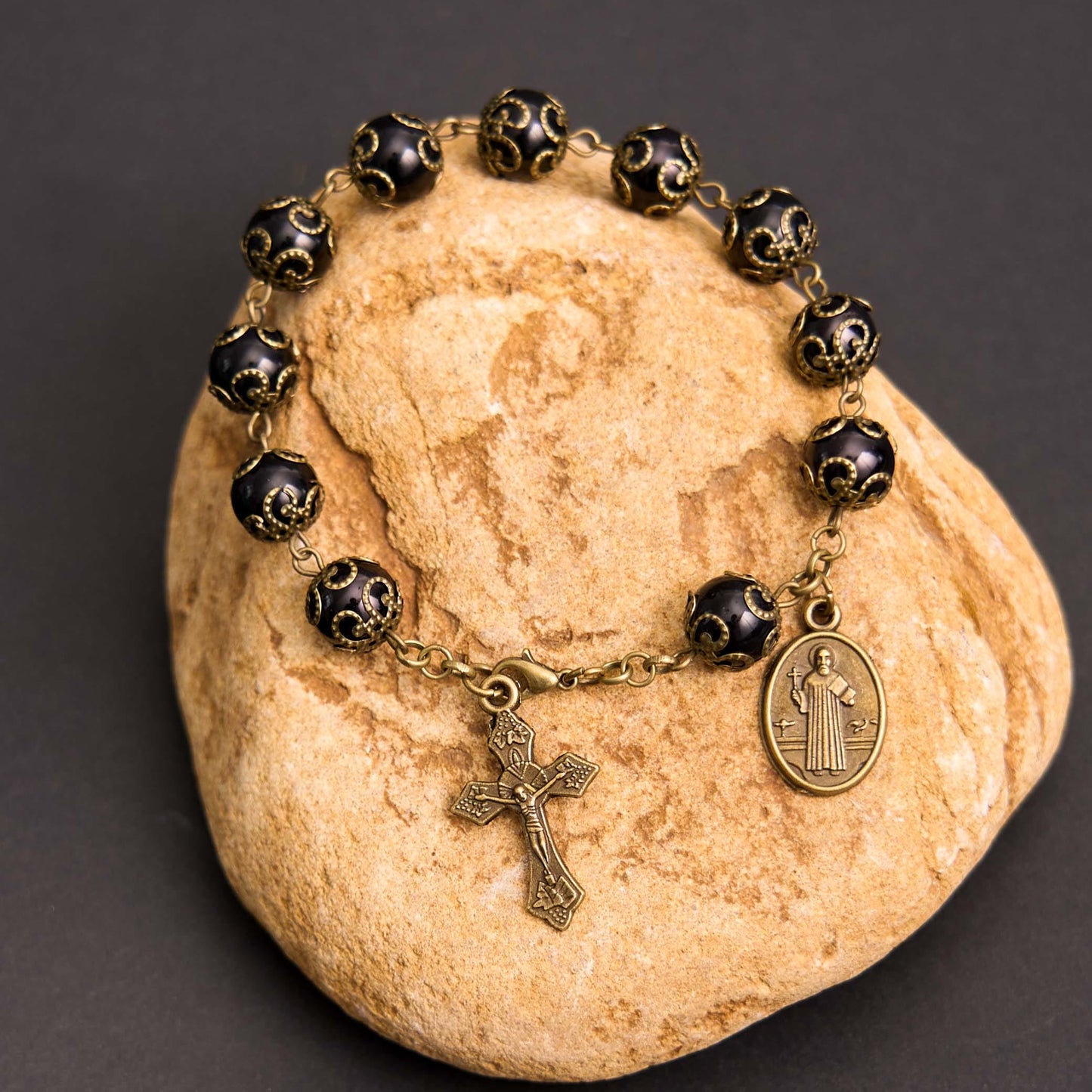 Valeria Montes bracelet Negro Pulsera con Rosario, Medalla de San Benito y Crucifijo en Estilo Retro