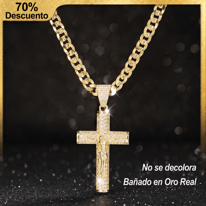 Valeria Montes Cadena con crucifijo chapada en oro de 14 quilates
