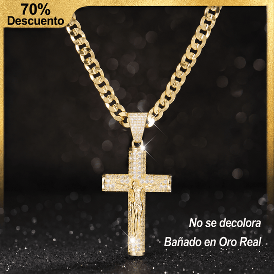Valeria Montes Cadena con crucifijo chapada en oro de 14 quilates