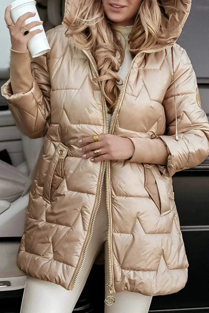 Valeria Montes Celestia | Elegante abrigo de invierno con capucha y acolchado