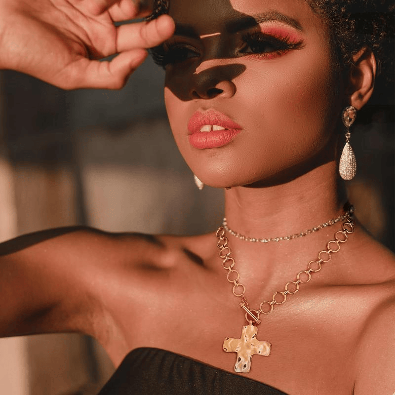 Valeria Montes Collar con Hebilla en forma de Cruz