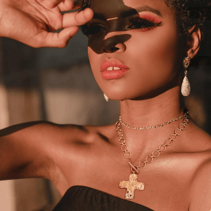 Valeria Montes Collar con Hebilla en forma de Cruz