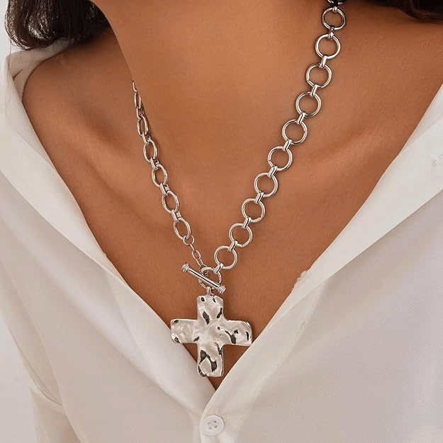 Valeria Montes Collar con Hebilla en forma de Cruz