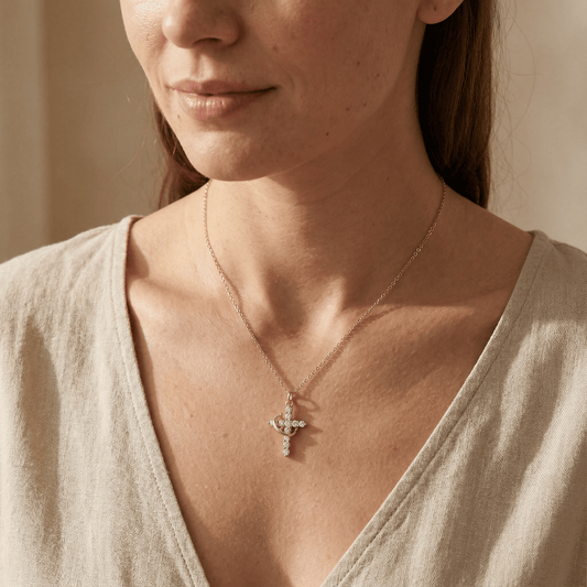 Valeria Montes Joyeria Fina Oro y plata Colgante Cruz con Corona | Baño Oro 18K y Circonitas