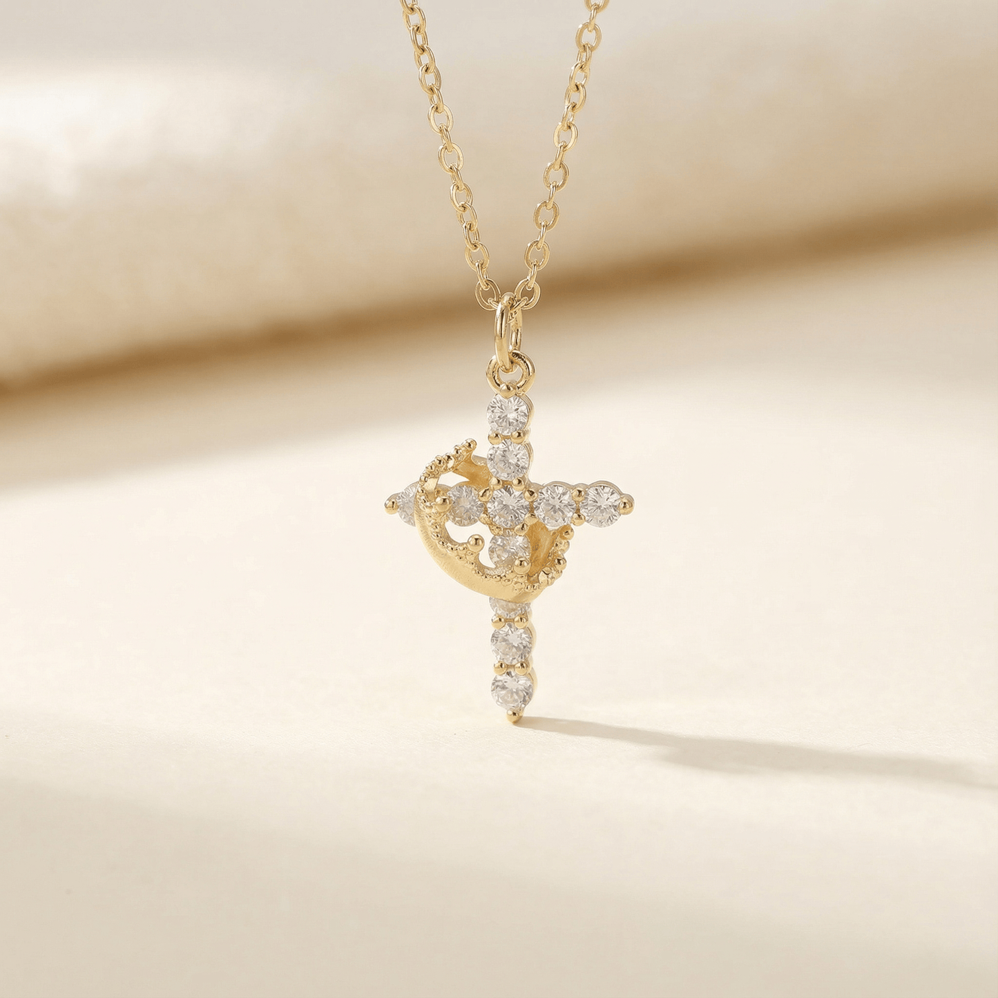 Valeria Montes Joyeria Fina Oro y plata Colgante Cruz con Corona | Baño Oro 18K y Circonitas