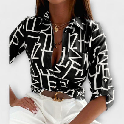 Valeria Montes Letras negras / S BLUSA CON CUELLO CLÁSICO