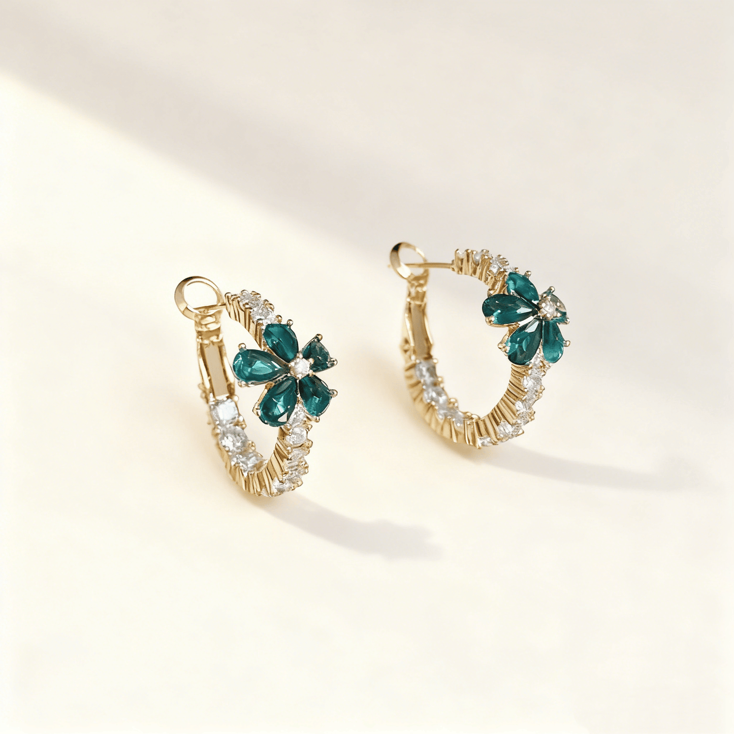 Valeria Montes Oro Pendientes de diamantes con flores verdes