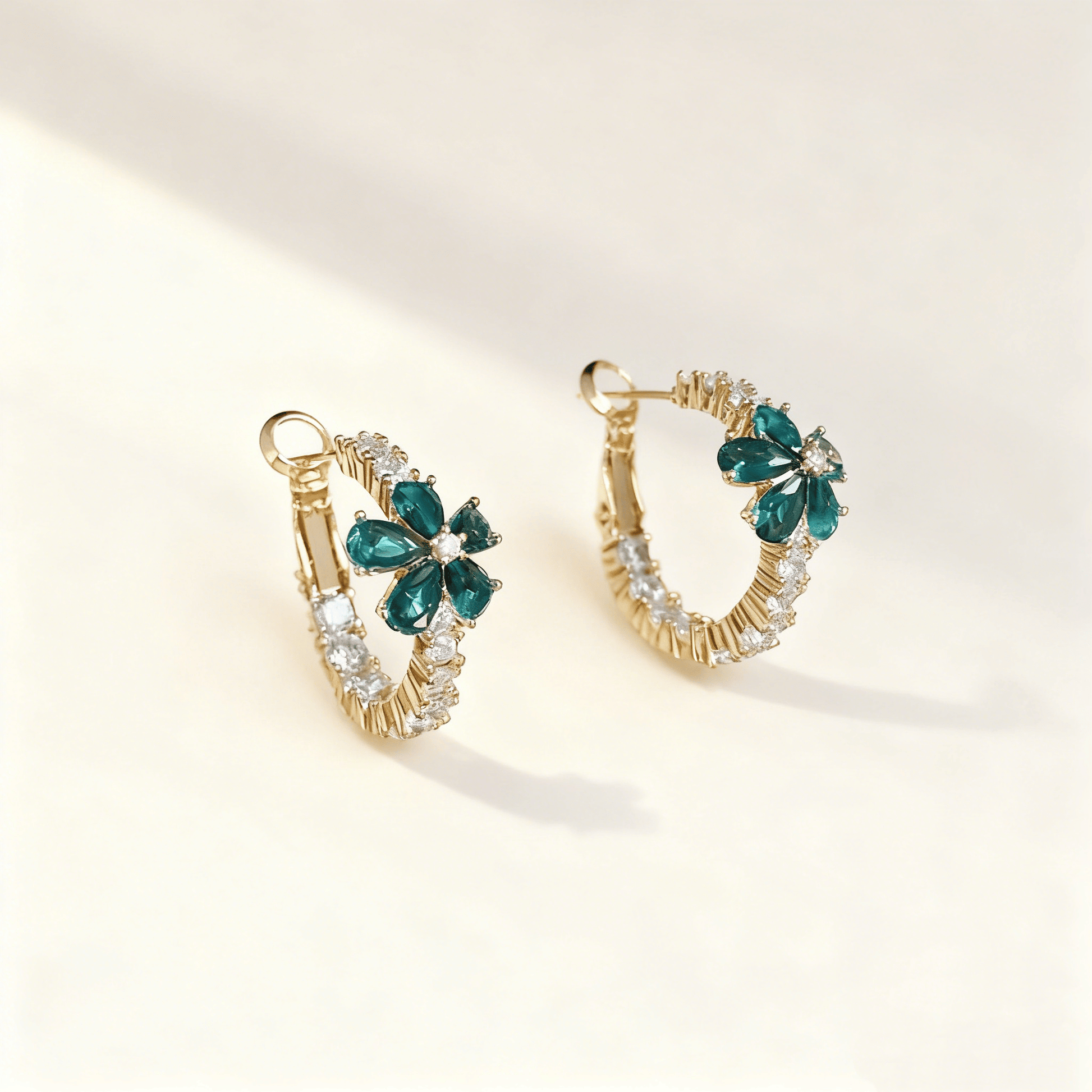 Valeria Montes Oro Pendientes de diamantes con flores verdes