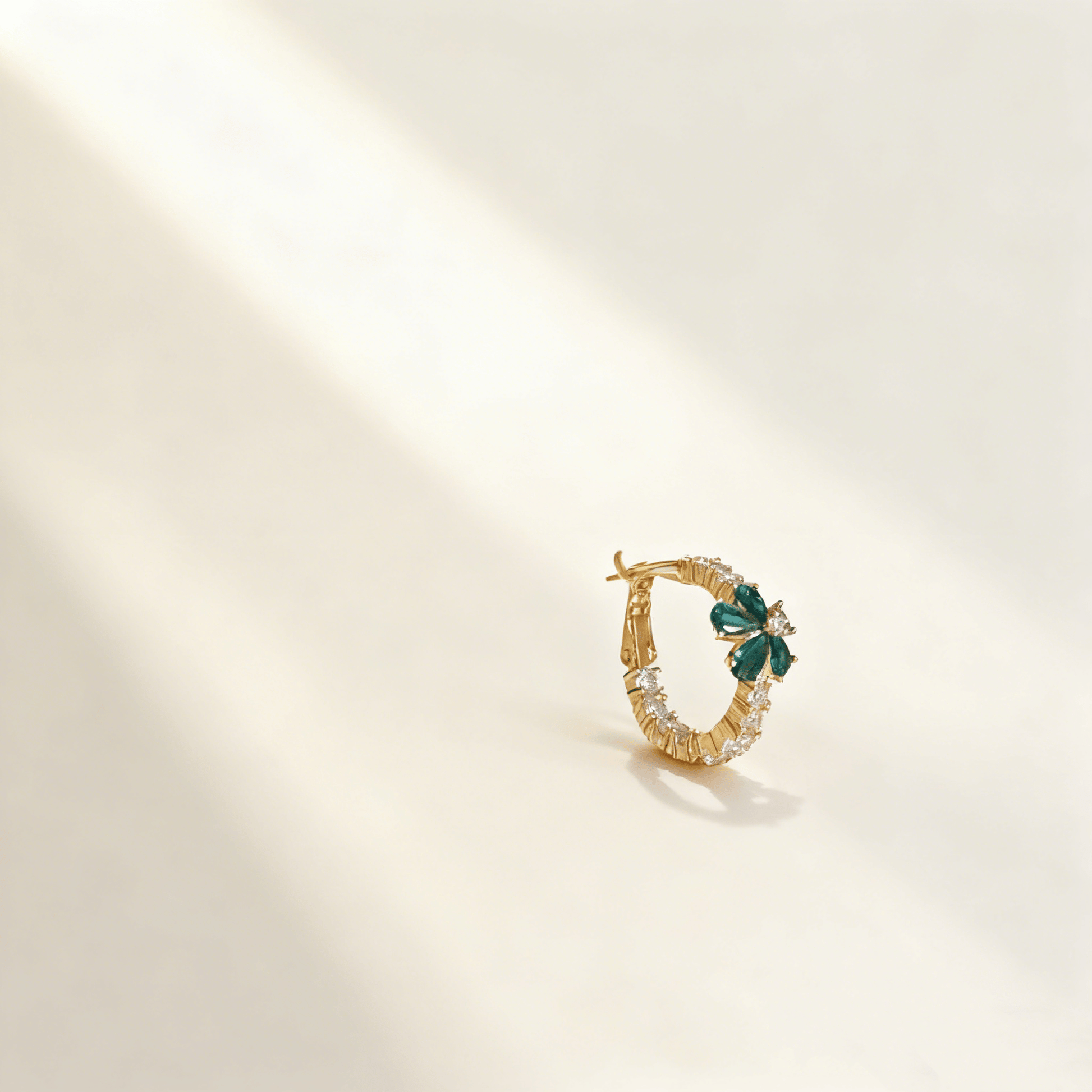 Valeria Montes Oro Pendientes de diamantes con flores verdes