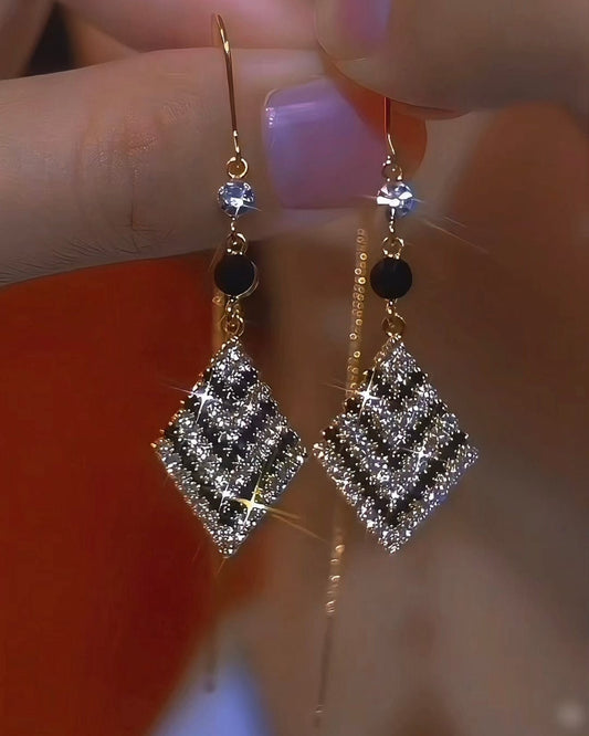 Valeria Montes Pendientes colgantes con borla con diamantes blancos y negros