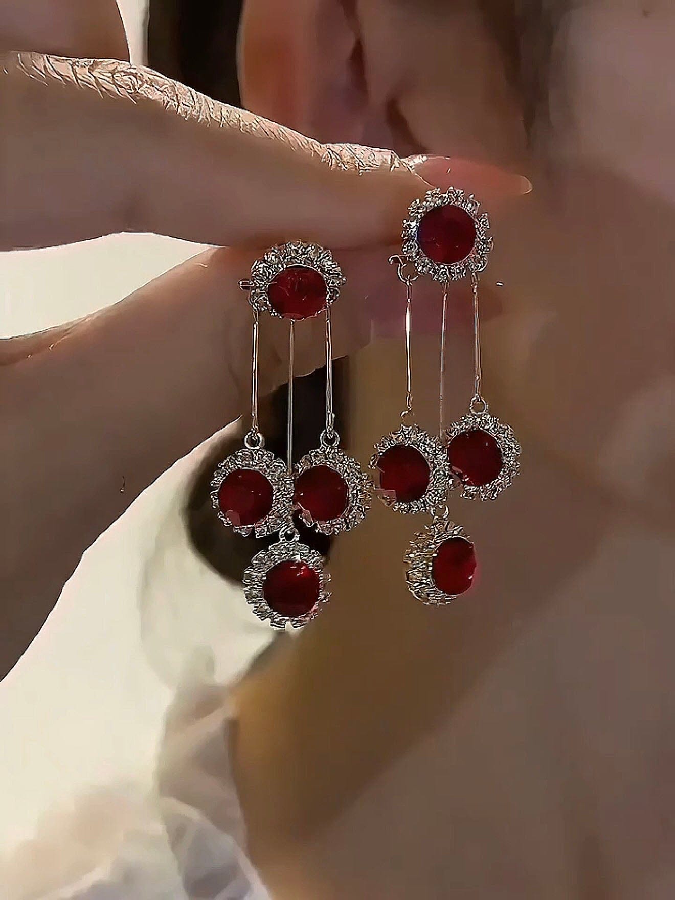 Valeria Montes Pendientes con cristales rojos brillantes para mujer