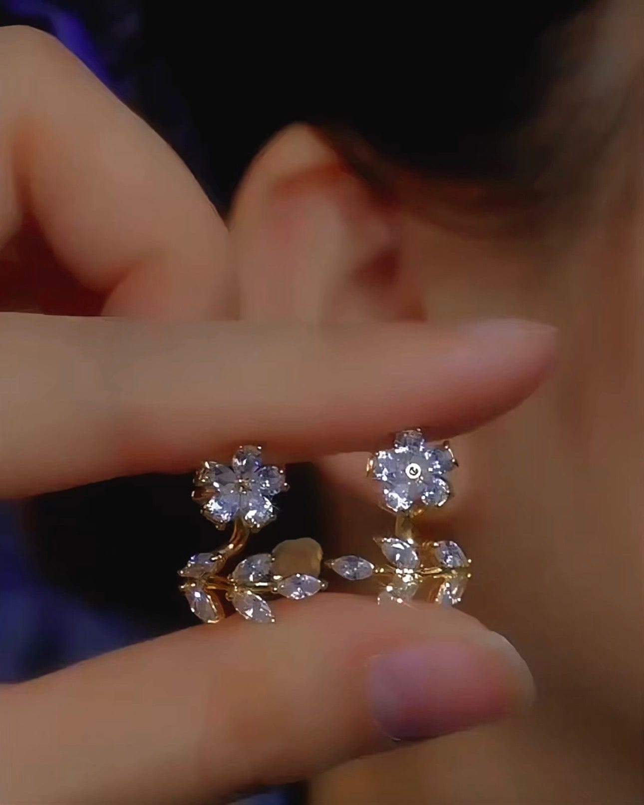 Valeria Montes Pendientes Delicados con Flor Brillante