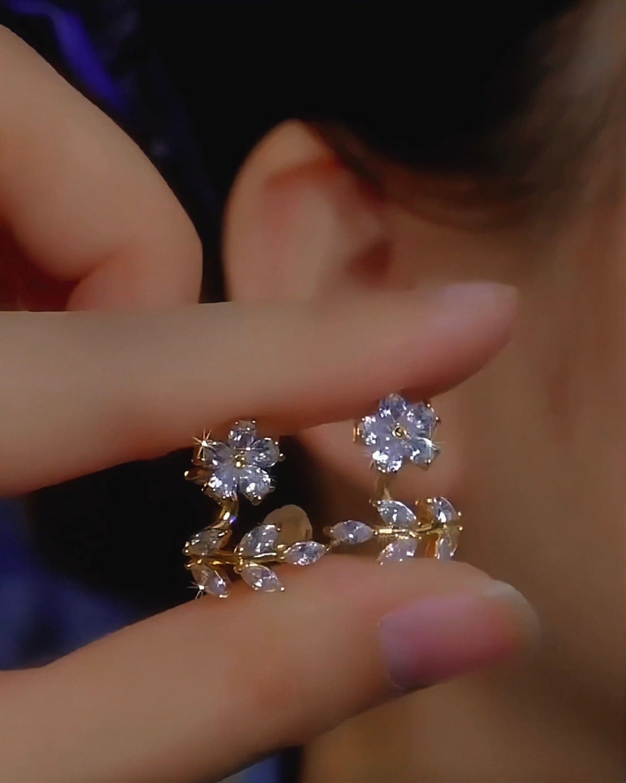 Valeria Montes Pendientes Delicados con Flor Brillante