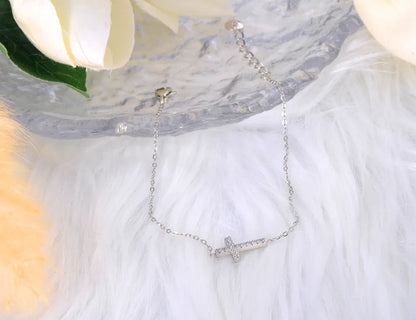 Valeria Montes Pulsera con dijes de cruz religiosa