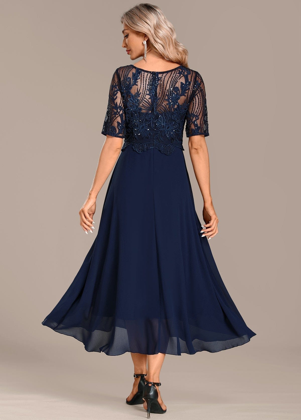 Valeria Montes round neck dress Vestido Corto de Encaje Azul Marino con Mangas Cortas y Cuello Redondo
