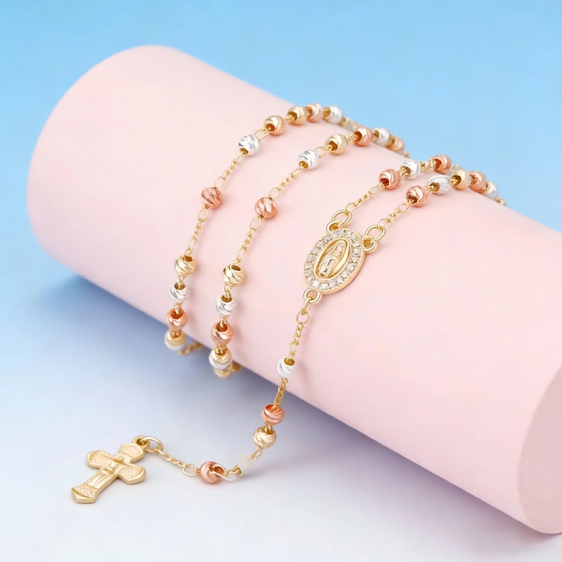 Valeria Montes Universal / Oro Rosario Tricolor con Colgante de Cruz de la Virgen María